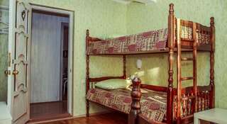 Хостел Guest House on Arbatskaya Коломна Семейный номер с общей ванной комнатой-3