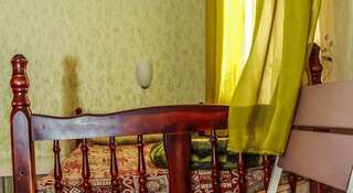 Хостел Guest House on Arbatskaya Коломна Семейный номер с общей ванной комнатой-1